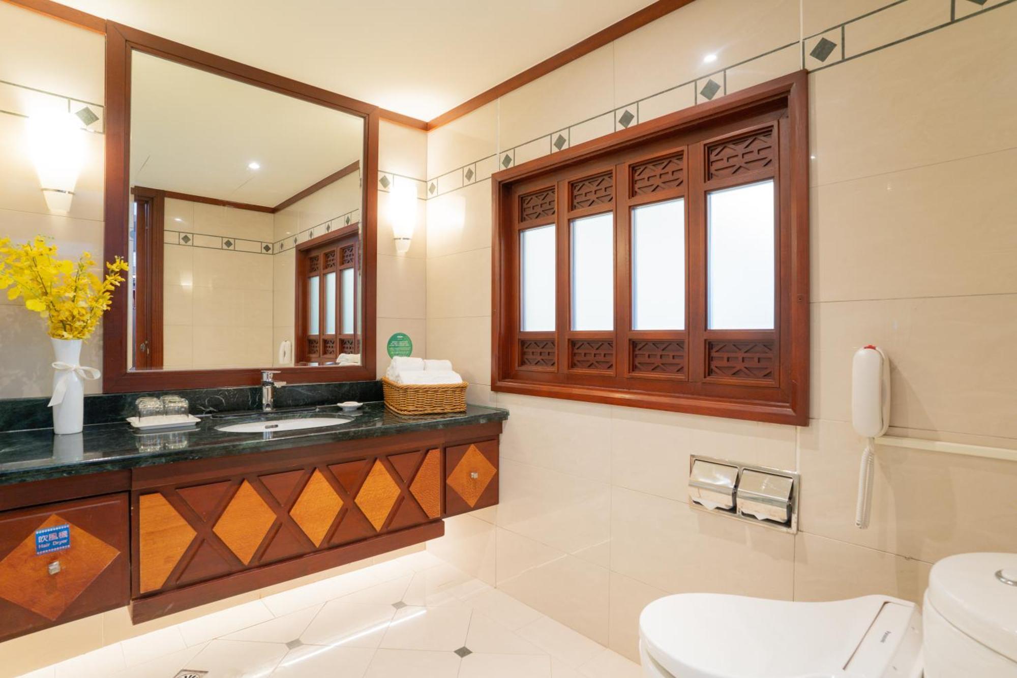 Formosan Naruwan Hotel T'ai-tung Eksteriør billede A bathroom in a hotel