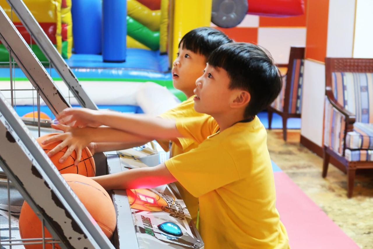 Formosan Naruwan Hotel T'ai-tung Eksteriør billede Children playing a basketball arcade game